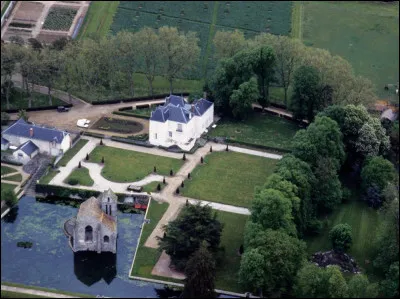 Quelque part, on peut le comprendre : ce manoir dont on ne parlait jamais - et pour cause - est véritablement perdu dans "sa" campagne de l'Essonne : parcs, forêts, prairies, étangs, etc. de ... [Quelle surface ?]