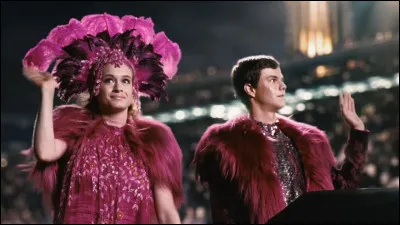 Qu'a créé le Capitole pour rapprocher Katniss des Carrières et de Peeta ? (Au début)