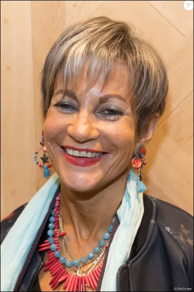 Qui est cette Isabelle, née en 1956 à Paris, journaliste qui officie à la radio, à la télévision et dans la presse écrite ?
