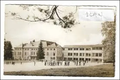 Ancienne commune de Lorraine, dans l'ancien département de la Meurthe et dans l'ancien arrondissement de Château-Salins, Burthecourt se situe aujourd'hui dans le département ...