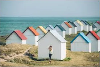 Ces cabanes de plage aux toits colorés sont l'emblème d'une commune normande. Laquelle ?