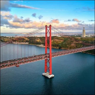 Le "Pont du 25 avril" se trouve dans une grande ville portugaise. Laquelle ?