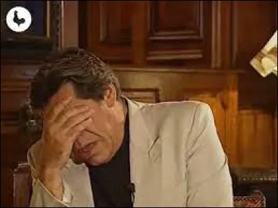 Raphael Mezrahi s'est fait connaître en réalisant des interviews truquées, identifiez le comédien de la photo ci-contre !