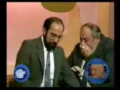 Comment s'appelle le monsieur de droite, très heureux d'avoir enfin retrouvé son fils !