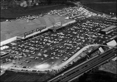 Les premiers hypermarchés, sous l'enseigne Géant Casino, ouvrent entre 1970 et 1974 ...