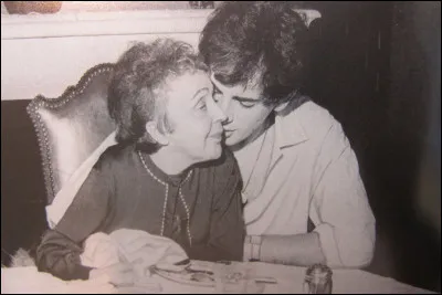 Dans quelle chanson entendons-nous : "Tout ce qui maintenant / Te semble déchirant / Demain sera pour toi / Un souvenir de joie" ?