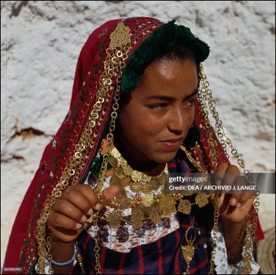 À quel pays appartient cette tenue traditionnelle ?