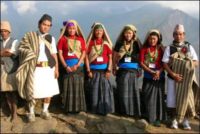 À quel pays appartient cette tenue traditionnelle ?