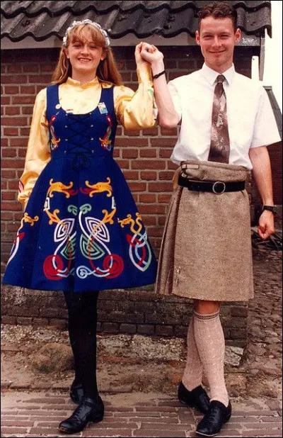 À quel pays appartient cette tenue traditionnelle ?