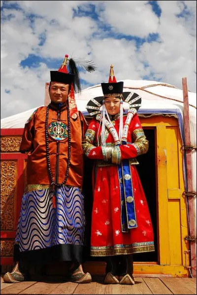 À quel pays appartient cette tenue traditionnelle ?