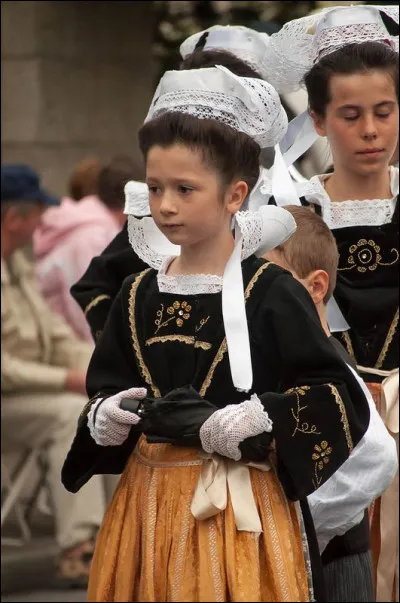 À quel pays appartient cette tenue traditionnelle ?