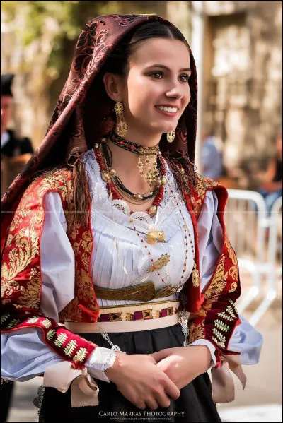 À quel pays appartient cette tenue traditionnelle ?