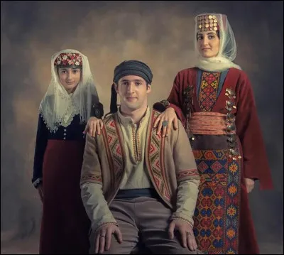 À quel pays appartient cette tenue traditionnelle ?