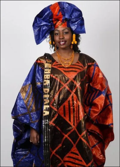 À quel pays appartient cette tenue traditionnelle ?