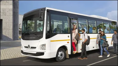 "Louis prend son bus comme tous les matins..." 
Qui a écrit cette chanson ?