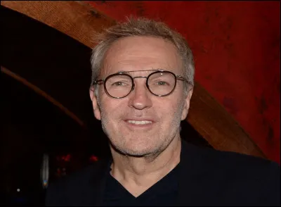 D'après la photographie, qui est cet animateur de télévision ?