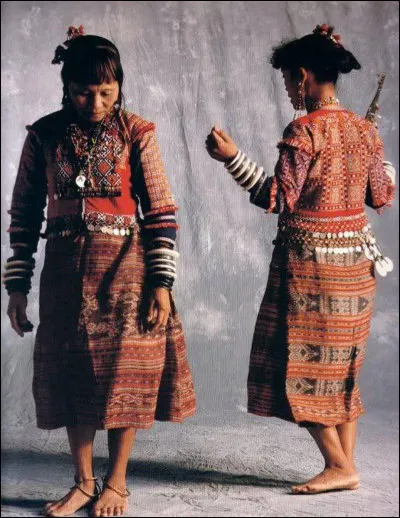 À quel pays appartient cette tenue traditionnelle ?