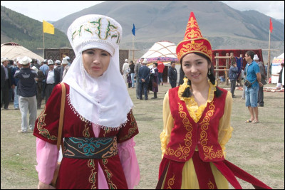 À quel pays appartient cette tenue traditionnelle ?