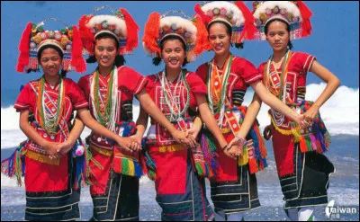 À quel pays appartient cette tenue traditionnelle ?