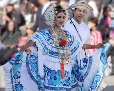 À quel pays appartient cette tenue traditionnelle ?