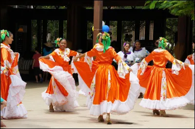 À quel pays appartient cette tenue traditionnelle ?