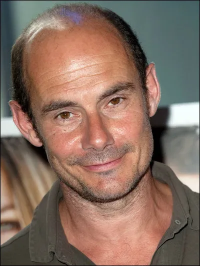 Il forme avec ses deux autres compères un célèbre trio comique. Quel est son prénom ?