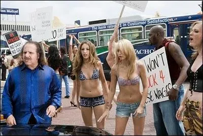 Dans quel film d'action la voiture des hros est ralenti par une maniestation d'acteurs et actrices de porno ?