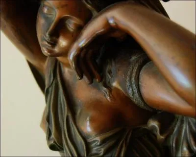 Alors que le bronze, lui, est un alliage de :