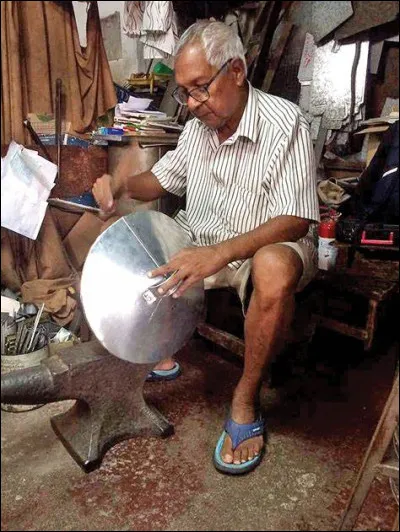 Quel est le nom en F, de la personne qui fabrique ou vend des objets en fer blanc ?