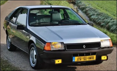 Quel était ce modèle en F, un coupé 4 places produit par Renault de 1981 à 1986 ?