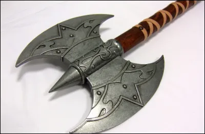 Quelle est cette arme en F, une hache de jet popularisée par les Francs ?