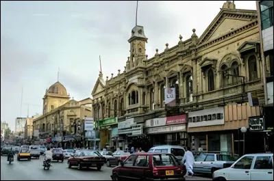 Dans quel pays se trouve la ville de Karachi ?