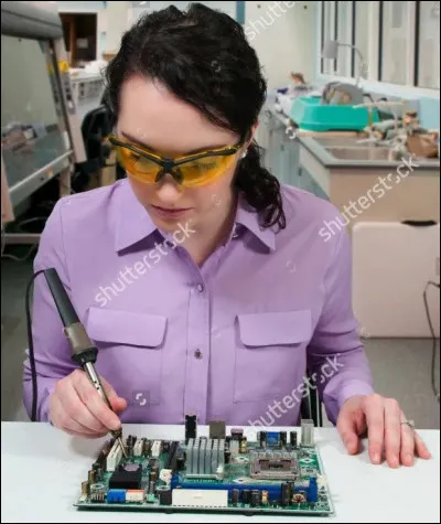 Quel composant est considéré comme le cerveau de l’architecture ACI et traduit les politiques d’application ?