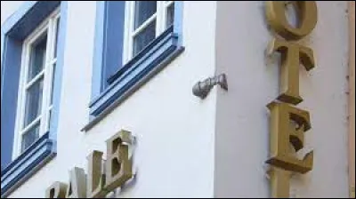 La ville de Strasbourg a gardé de nombreuses traces des différentes guerres comme en témoigne cet obus incrusté dans ce mur, qui est un vestige des bombardements de ...