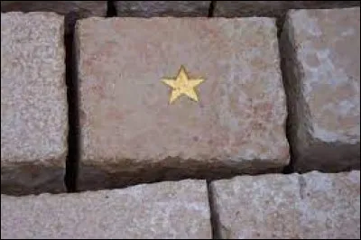 Que trouve-t-on, entre autres, sous ce pavé marqué d'une étoile dorée, sur la Place Stanislas, à Nancy ?