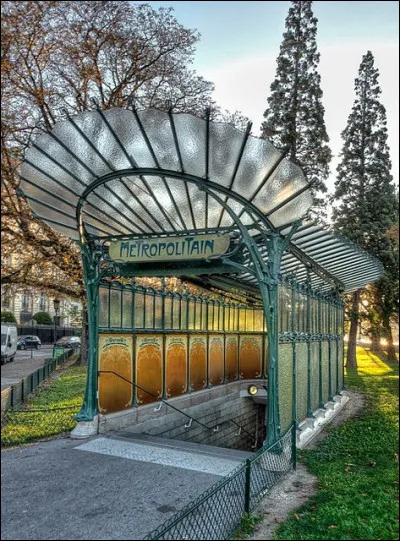 Quel artiste a dessiné les bouches de métro vers 1900 ?