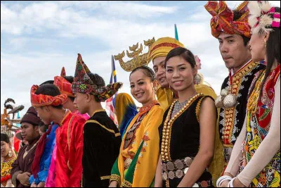 À quel pays appartient cette tenue traditionnelle ?