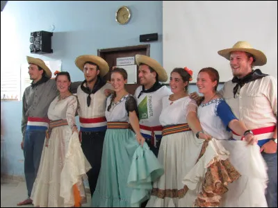 À quel pays appartient cette tenue traditionnelle ?