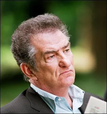 Schmoll qui donne la rplique  Michel Serrault , se nomme en ralit ...