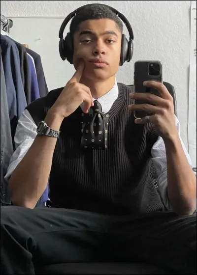 Ou... lui, le trouves-tu beau ?