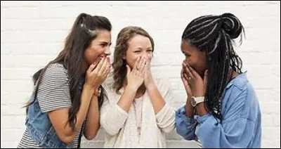 Une fille te dévisage, que fais-tu ?