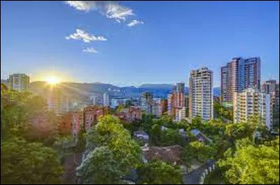 Dans quel pays se situe la ville de Medellín ?