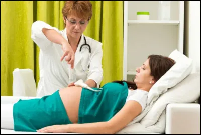 Lors d'une grossesse, comment appelle-t-on l'examen qui permet de dépister d'éventuelles maladies du foetus ?
