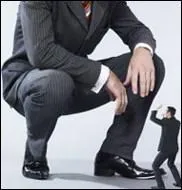 Un freluquet est un jeune homme qui :