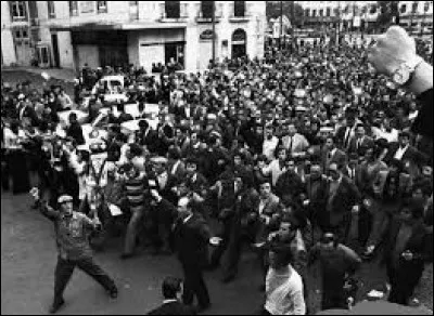 Le 25 avril, un coup d'Etat militaire, soutenu par de grandes manifestations, fait chuter la dictature : dans quel pays européen ?