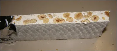 Quelle est cette friandise à base de miel, de sucre, de blanc d'oeuf et d'amandes, en forme de tablette rectangulaire croquante ou molle et parfois aromatisée ?