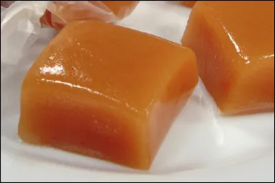 Quelle est cette friandise, un bonbon de sucre ayant perdu son eau par cristallisation en cuisson, bonbon qui peut être mou ou dur ?