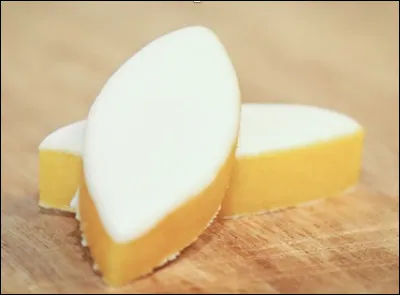 Quelle est cette friandise, une spécialité provençale en forme de navette à base de pâte de fruit de melon et d'amandes, napée de glaçage sur fond de pain azyme ?