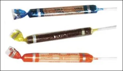 Quelle est cette friandise spécifique de Quiberon, une petite sucette de caramel et de chocolat cylindrique ?