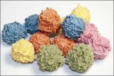 Quelle est cette friandise, un bonbon de chocolat blanc pur beurre, coloré et rempli d'alcool divers ?